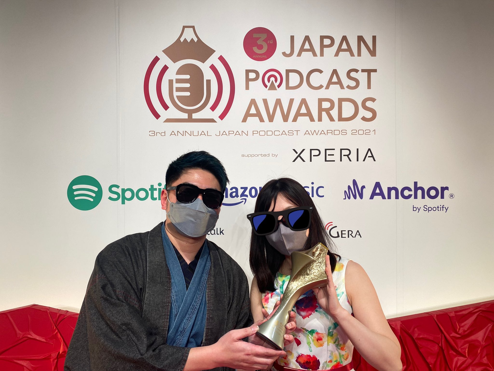 第3回JAPAN PODCAST AWARDSにてトロフィーと一緒に撮影した写真